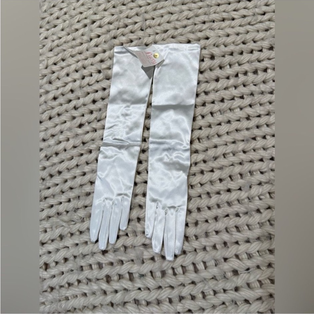 NWT White ivory bride - bridal - wedding Satin
Gloves with pearls detail- 1 size